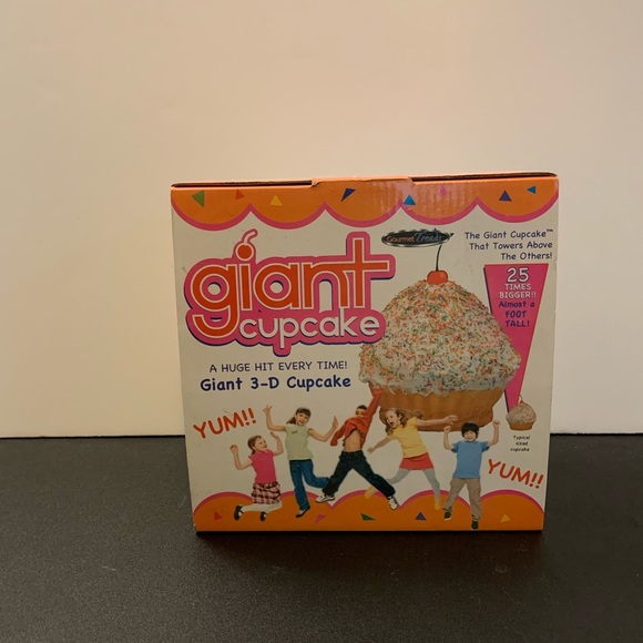 Giant 3 - D Cupcake Pan - Picture 2 of 5